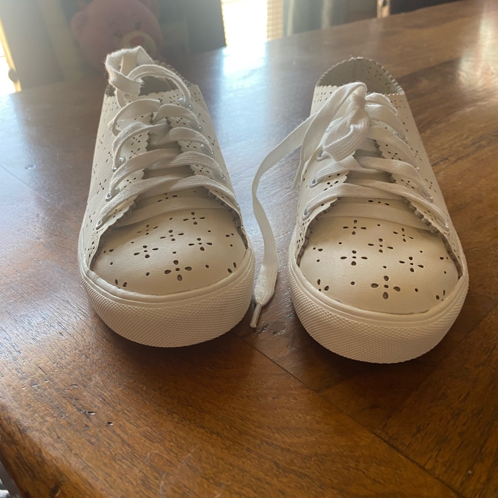 White tennis shoes